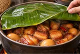 Vì sao nhiều người phủ lá chuối lên nồi thịt kho tàu?