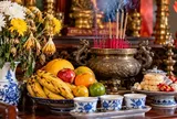 Thắp hương xong, nhớ hạ sớm những thứ này khỏi ban thờ, để lâu dễ phạm kỵ