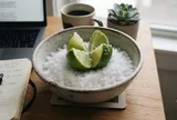 Vì sao nên đặt 1 bát chanh muối ở góc bàn làm việc