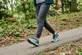 5 thói quen khi đi bộ khiến đầu gối nhanh đau mỏi, nhiều người vẫn mắc mỗi ngày
