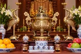 Đỉnh đồng và đôi hạc đặt trên bàn thờ thế nào cho đúng? Có phải gia đình con trưởng mới dùng đồ thờ này?