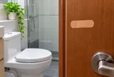 Vì sao nhiều nhà dán miếng Urgo trên cánh cửa nhà vệ sinh? Điều bí mật gì ở đó?
