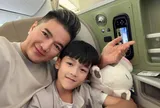 Đàm Vĩnh Hưng cho con trai đi máy bay hạng thương gia, quý tử được khen như "bản sao" của bố