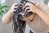 Vì sao không nên thoa dầu gội trực tiếp lên thân tóc, đâu mới là cách đúng?