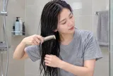 Có nên chải tóc khi đang gội đầu?