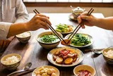 Tại sao các cụ xưa luôn dặn con cháu không được gắp nối đũa?