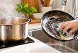 Vì sao nấu xong không nên rửa nồi chảo ngay? Chú ý: Thời điểm này mới là lúc nên rửa