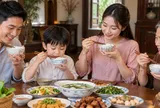  Vì sao người xưa dặn khi ăn cơm phải bưng bát lên, không cúi xuống theo vị trí đặt bát?