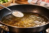 Nhiều người cho thìa bột vào chảo dầu chiên rán để làm gì?