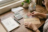 Qua tuổi 40 mới thấm: 5 cách giữ tiền khi còn có thu nhập để không chật vật trước biến cố