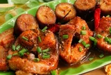 Loại cá bị chê bẩn nhưng thực tế rất bổ, dinh dưỡng rồi dào, không ăn quá tiếc, kho chuối xanh thì cơm nấu cả nồi đầy cũng hết