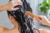 Chải tóc khi đang gội đầu có gây hại không?