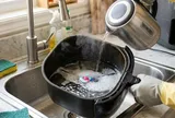 Nồi chiên không dầu dính đầy mỡ và thức ăn: Rửa theo cách này, không chà xát mạnh cũng sạch bong