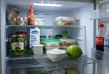 Vì sao nên đặt 1 bát muối trắng vào ngăn mát tủ lanh?