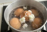 Cách luộc trứng không bị nứt vỏ, lòng trắng và lòng đỏ không bị trào ra ngoài