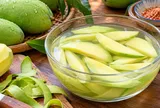 Tại sao nên ngâm xoài vào nước trước khi ăn?