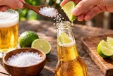Tại sao nhiều người cho thêm chút muối tinh và lát chanh vào chai bia trước khi uống?