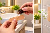 Tại sao nhiều nhà dán miếng urgo trong nhà vệ sinh?