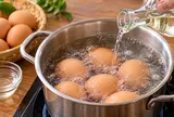  Vì sao nhiều người cho giấm vào khi luộc trứng?