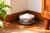 Vì sao nhiều người đặt bát muối ở góc phòng?