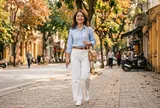 4 cách phối sơ mi dài tay với quần jeans giúp phụ nữ mặc trẻ trung, thanh lịch mùa thu