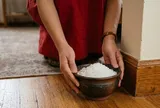Vì sao nhiều người đặt một bát muối trong phòng ngủ?
