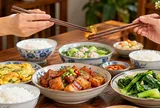 Vì sao người xưa dặn khi ăn cơm tránh gắp nối đũa, tuyệt đối không cắm đũa thẳng vào bát?