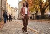 Màu hồng phối với 4 gam màu này: Bí quyết mặc đẹp, sang trọng mà không sợ sến mùa thu đông