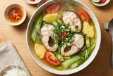 Vì sao nấu canh cá bằng nước lạnh bị tanh hơn so với khi dùng sôi?
