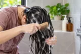  Có nên chải tóc khi gội đầu không?