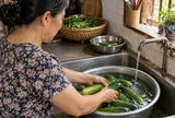 Dưa chuột có nên ngâm trong nước muối để "nhả thuốc" không?