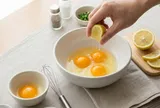 Tại sao nên vắt chanh vào trứng trước khi rán?