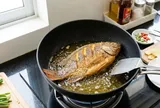 Khi rán cá, nhớ thêm 3 thứ này vào chảo để cá vàng giòn, không tanh