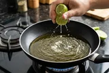 Tại sao khi chiên rán, nên cho vài giọt nước cốt chanh vào chảo dầu?