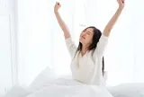 Đâu là việc cần làm đầu tiên khi thức dậy giúp chống đột quỵ và sống thọ hơn?