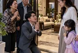 Chồng cũ cùng bố mẹ đến quỳ gối xin tái hôn, nhưng sau 1 cuộc điện thoại, tôi đuổi thẳng họ ra khỏi nhà