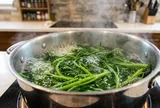 Luộc rau đậy vung hay mở vung?