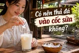 Có nên thả đá vào cốc sữa không?