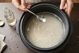 Vì sao khi nấu cơm nên thêm vài giọt giấm ăn?