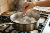 Tại sao bạn nên cho muối vào nước luộc trứng?
