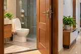 Vì sao nên đóng cửa nhà vệ sinh cả khi không dùng?