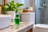 Vì sao nhiều người để lọ dầu gió trong nhà vệ sinh?