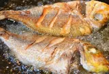 Cách rán cá không ngấm dầu, da vàng ươm, giòn rụm