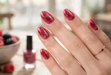 5 mẫu nail màu quả mọng giúp đôi tay trắng sáng, sang hơn: Xu hướng thu đông 2026