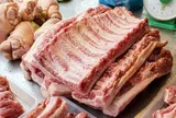 Vì sao sườn heo ít thịt, nhiều xương nhưng luôn có giá đắt hơn thịt nạc?