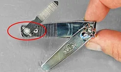Tại sao đồ bấm móng tay thường có một lỗ tròn nhỏ ở đuôi?