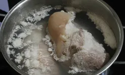 Dùng nước luộc thịt để nấu canh: Lợi hay hại?