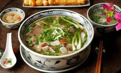 Vì sao khi ăn phở không nên húp cạn phần nước dùng trong bát?
