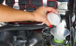 Tại sao khi dùng máy rửa bát, không thể dùng muối ăn thay cho muối chuyên dụng?