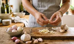 Mẹo khử mùi hôi của hành tỏi bám trên tay khi nấu ăn
